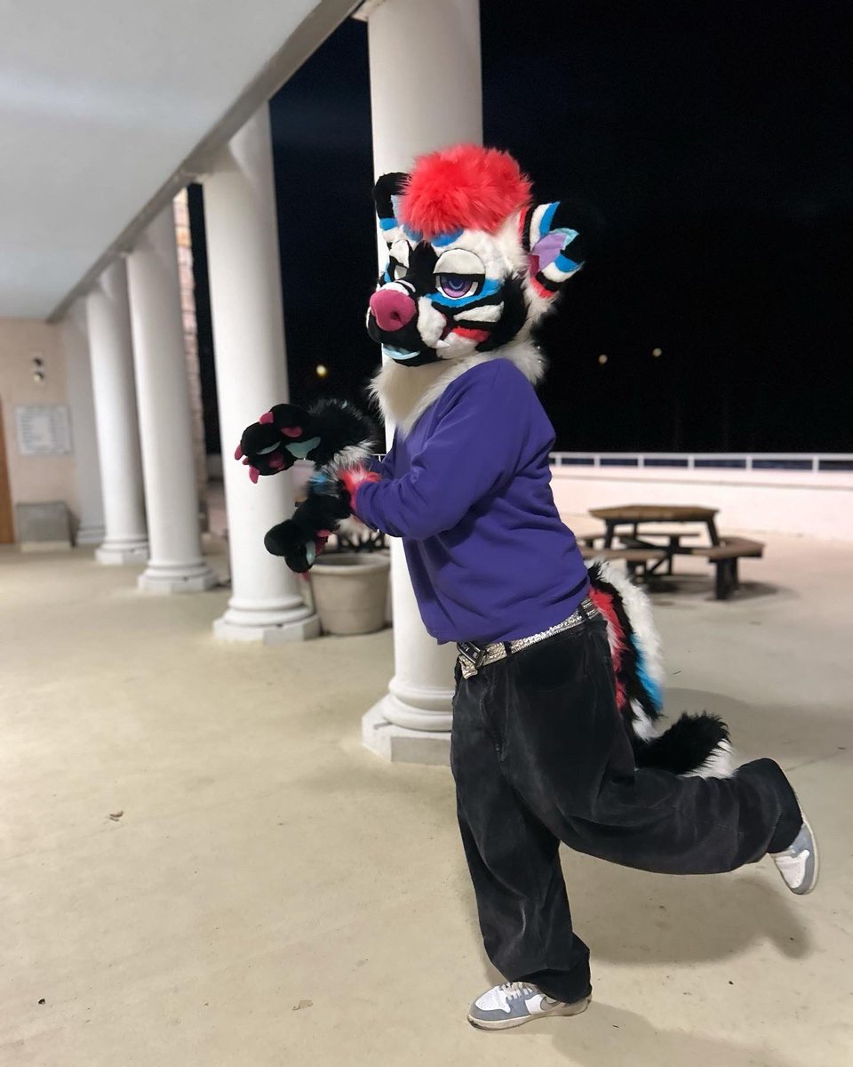 FauskeyFox's tweet photo. Fursuit vs fursuiter 

🇨🇳🇨🇴 https://t.co/Q0F336yv2B