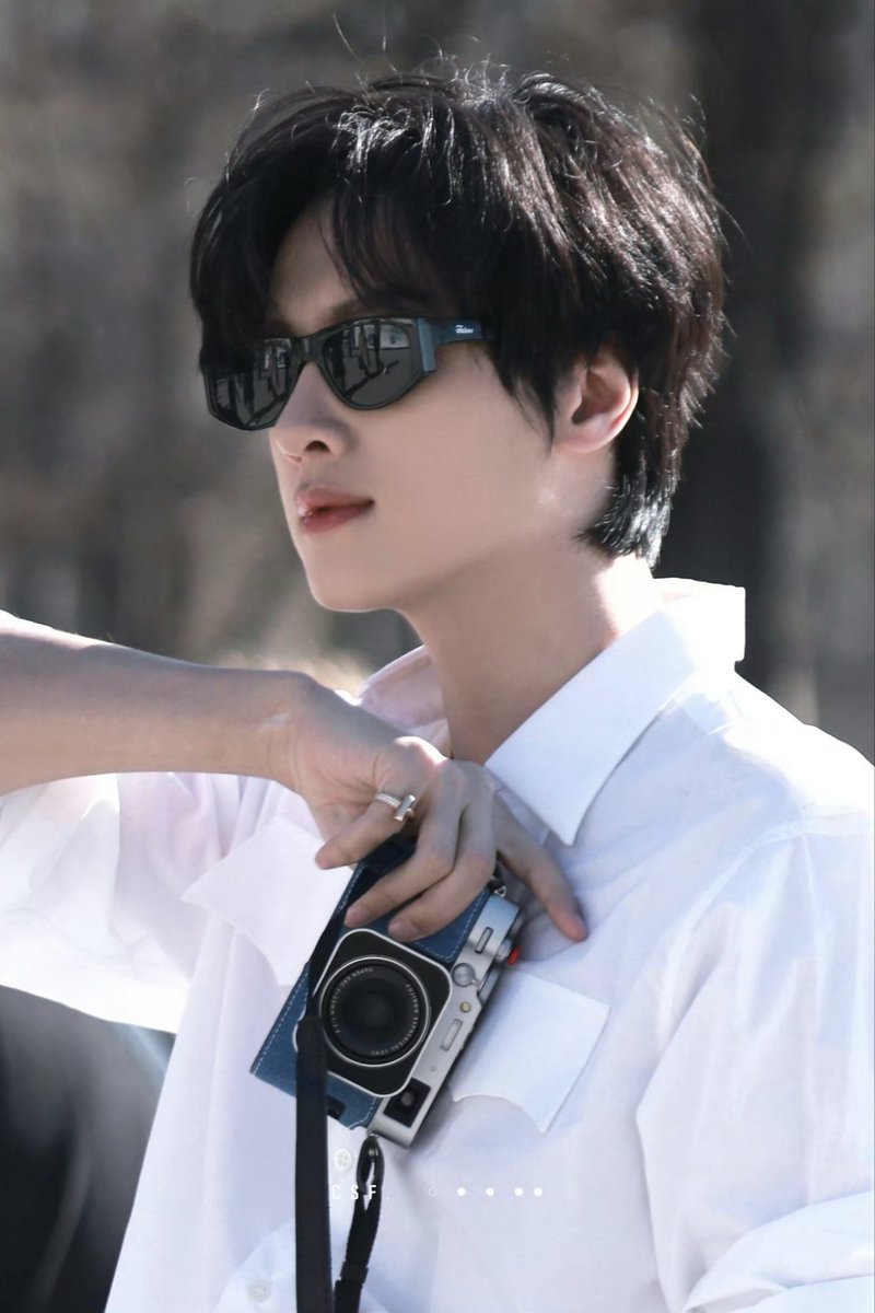 He's just posing but he looks so attractive... 📷: Fuji x100vi, silver ...