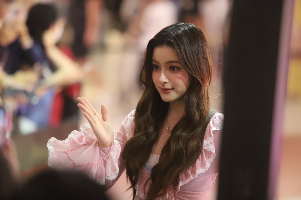 I don't even Stan her but her beauty always amazes me like this face should be everywhere wth is gmm doing?!
#primiily
#GMMTV