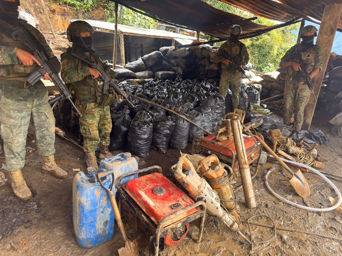 FFAAECUADOR's tweet image. #Imbabura || Las Fuerzas Armadas del Ecuador, ejecutaron operación contra la minería ilegal en el sector Mina Vieja del cantón #Urcuquí, donde se desmantelaron campamentos y se incautó material utilizado para esta actividad ilícita.

#FFAAContigo
#EcuadorUnaSolaFuerza