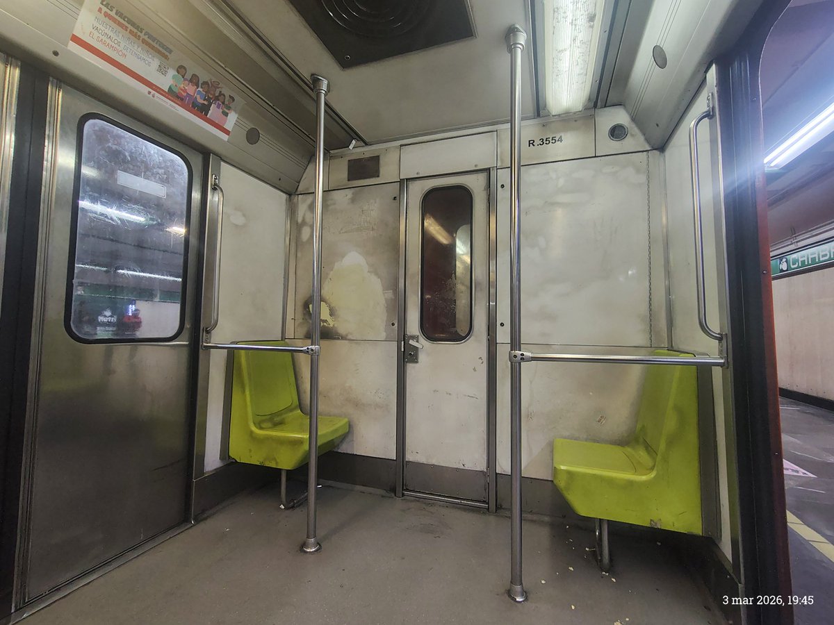 Allissba's tweet photo. ¿Se quemó algo aquí o por qué tan sucio @MetroCDMX ? https://t.co/KNexqBnkwu