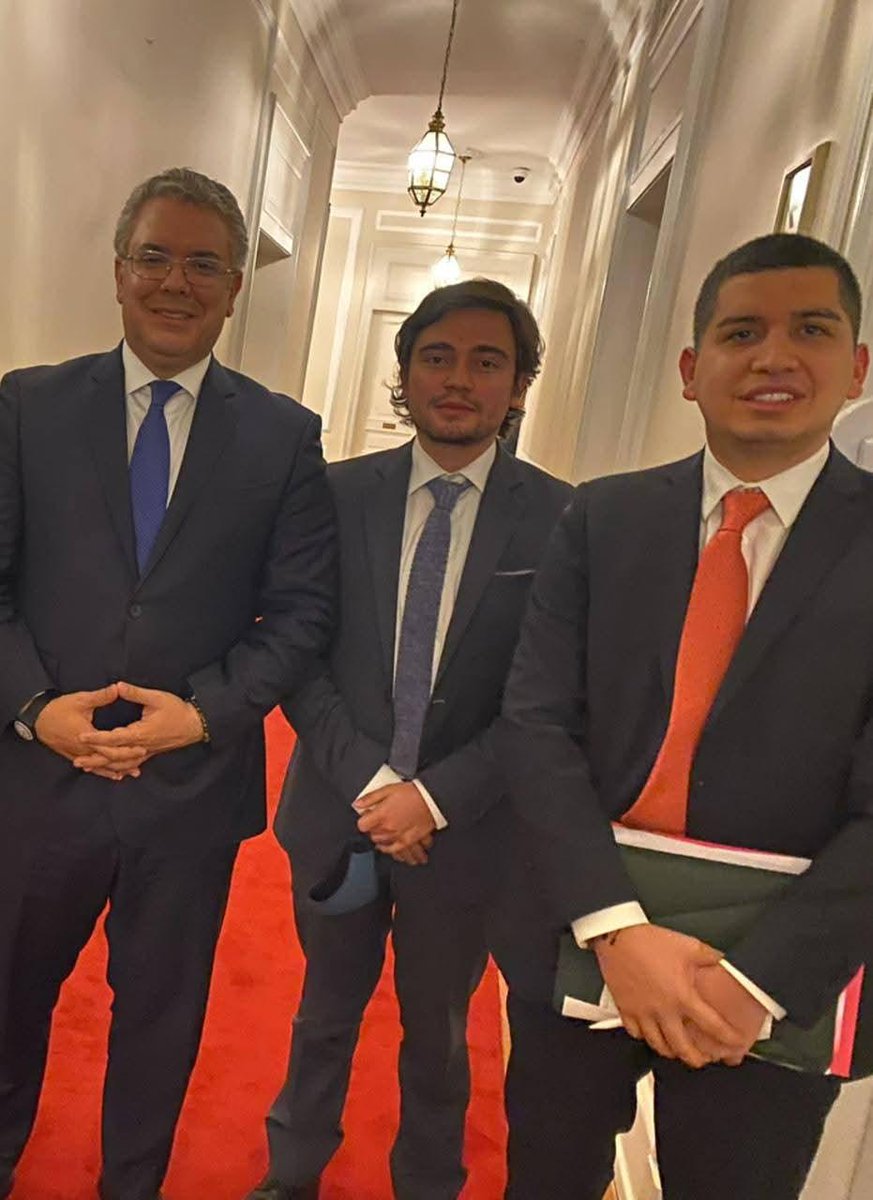 El primo del alcalde se acostó uribista y se levantó progresista, todo por un aval que le garantizaba una alcaldía a su servicio. 
Feliz trabajando en ese gobierno, aprendió todas las mañas y hoy las aplica como progre. 
Una enorme capacidad de engaño y una maquinaria aceitada