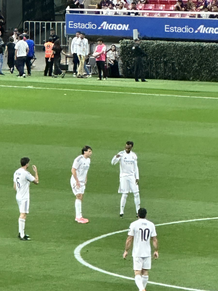 dantezteam's tweet photo. el @elchiringuitotv presente con javi balboa @javibalboa85 partido leyendas en méxico estadio akron https://t.co/c17qvy5cnS