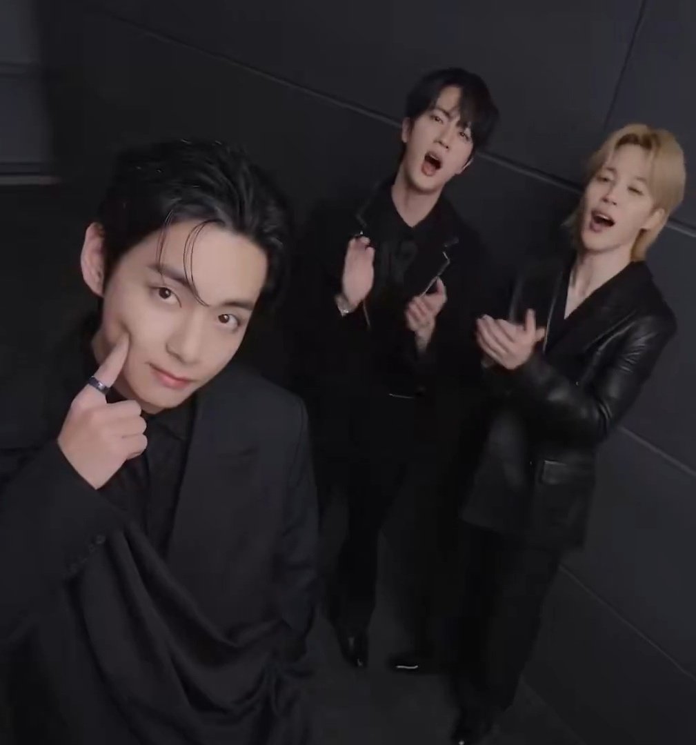 สปอยน้องกันมาก น่าหมั่นเขี้ยวอะเนาะ มายืนจิ้มเเก้มอ้วนๆให้ดูเนี่ย