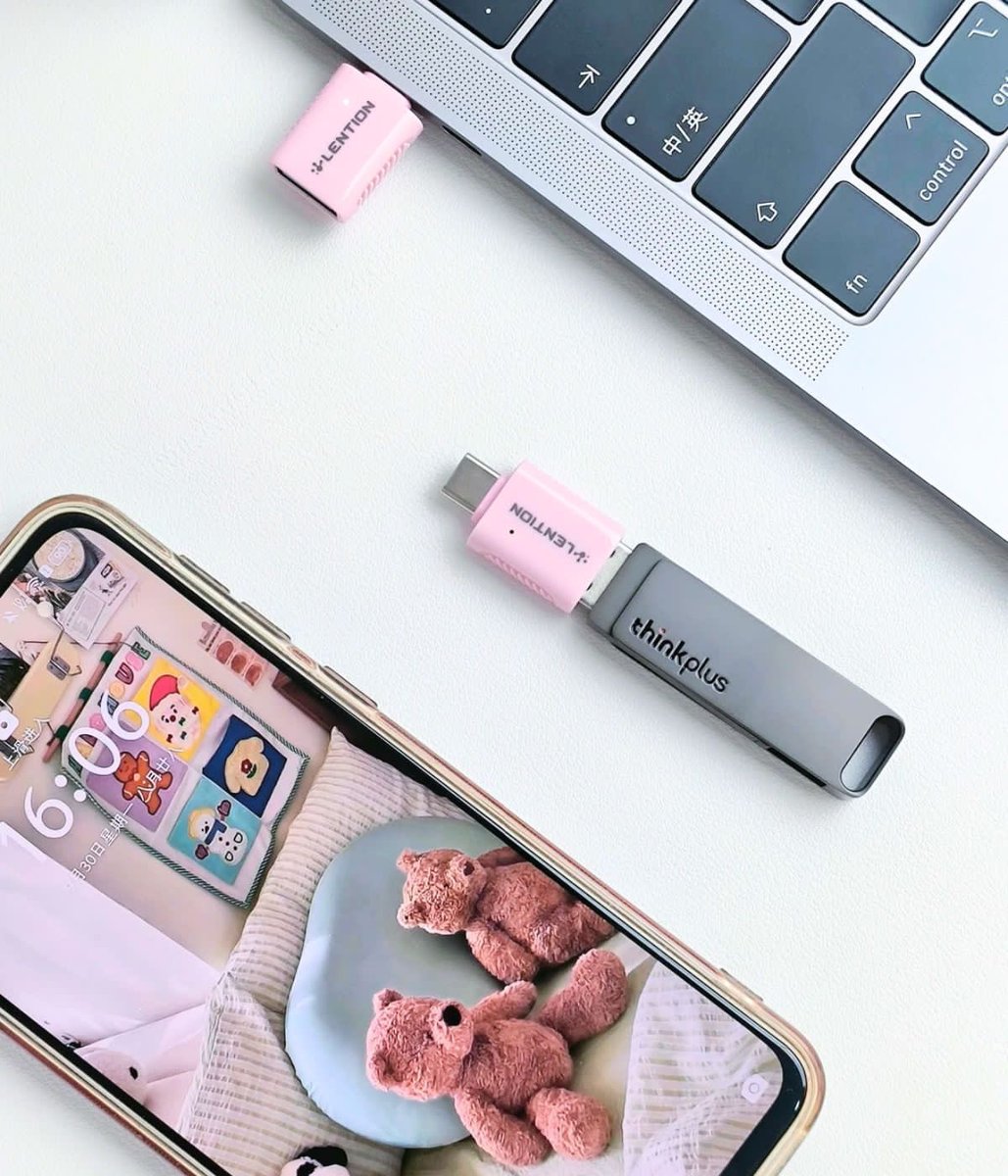 LentionOfficial's tweet image. Your new favorite tech essential ✨
USB 3.0 adapter • Fast • Compact • LED light
Available in Dreamy Pink
Practicality meets cuteness.
Get yours via link in bio 🔗
#USBAdapter #Lention #TechEssentials #PhoneAccessories #GadgetFind