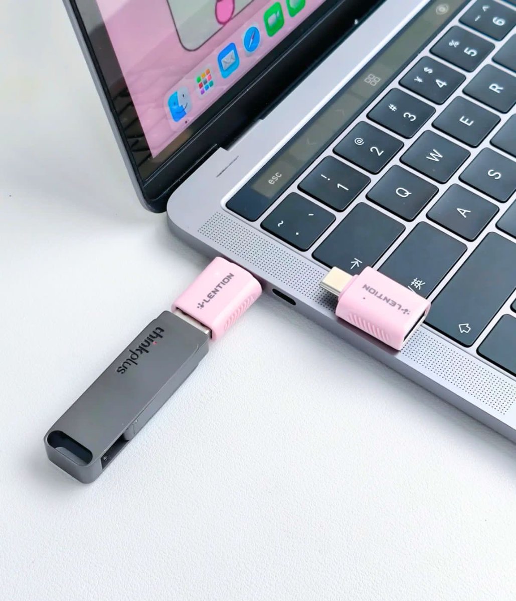 LentionOfficial's tweet image. Your new favorite tech essential ✨
USB 3.0 adapter • Fast • Compact • LED light
Available in Dreamy Pink
Practicality meets cuteness.
Get yours via link in bio 🔗
#USBAdapter #Lention #TechEssentials #PhoneAccessories #GadgetFind