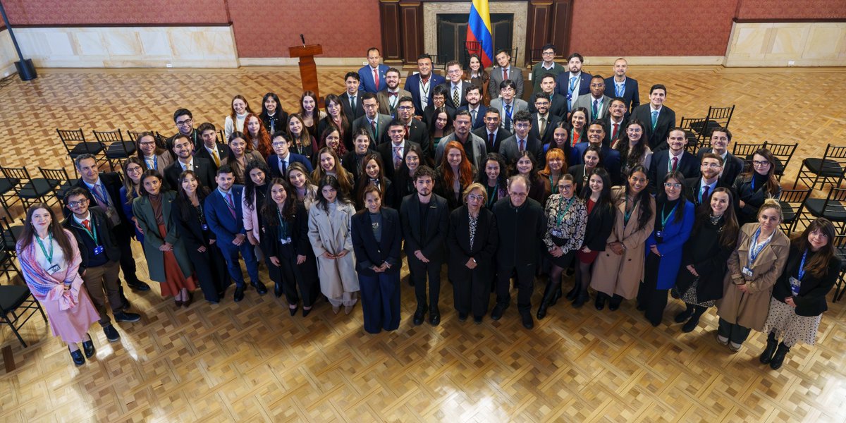 Por primera vez, quien ejerce el cargo de Canciller da la bienvenida a los estudiantes del Curso de Carrera Diplomática y Consular. 1/3 👇