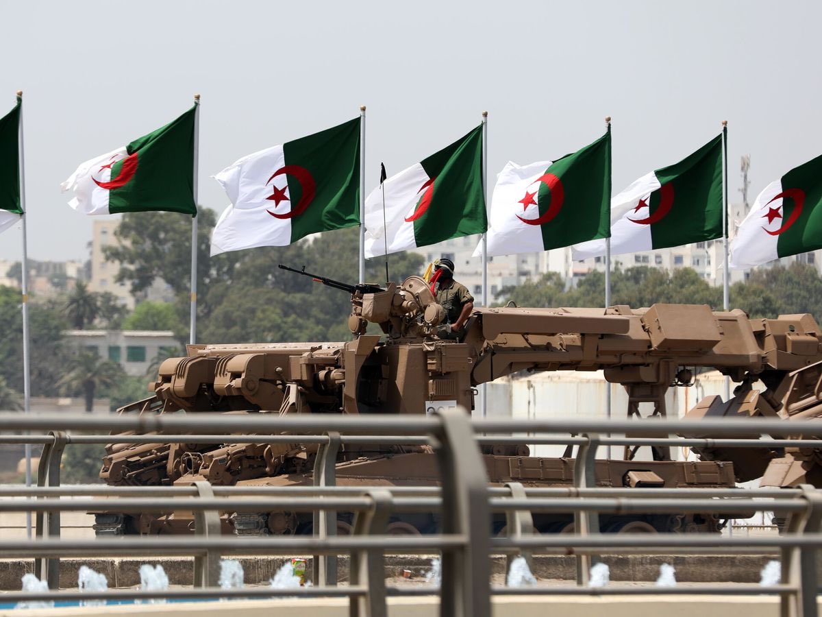 herqles_es's tweet photo. 🇩🇿 | Argelia se convierte en el tercer país del planeta que más dinero gasta en defensa. 

El mayor rival geopolítico de Marruecos, un país crítico con los ataques de Israel y los EEUU a Irán y aliado de Rusia, es ya el tercer país del mundo en gasto de PIB en defensa (8%), solo superado por Israel y Ucrania, ambos en guerra. 

Argelia ya supera a países como Marruecos o España en muchos frentes; desde las capacidades anfibias, la flota de helicópteros (donde es muy superior), blindados o en la tecnología de misiles.