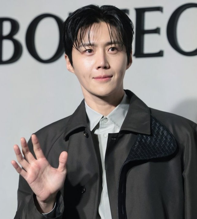 #KimSeonHo to join Coupang Play's upcoming variety show "Bonjour Bakery".

According to reports, "Bonjour Bakery" is a healing variety show set in a "senior dessert cafe" in a rural village. Kim Hee-ae and Cha Seung-won have already joined the cast, and filming will begin in the