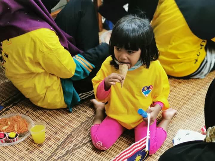 bumbungehsan's tweet photo. SEDEKAH RAMADAN HARI KE-14 ☪️
(Rumah Anak Yatim Dan Ibu Tunggal Hikmah)

Min dimaklumkan ada sedikit perubahan jadual bantuan.. Ikutkan dalam list bantuan dibawah, setiap sumbangan hari ini akan dihantar ke Rumah Bait Al-Mawaddah pada esok hari.

Tetapi oleh kerana kami tidak dapat menghubungi rumah tersebut dalam masa terdekat ini, kami akan menggantikan kepada rumah anak yatim yang kita pernah bantu juga pada tahun lepas, iaitu Rumah Anak Yatim Dan Ibu Tunggal Hikmah.

Rumah ini menjaga kebajikan dan keperluan 38 anak yatim & anak asnaf, serta beberapa ibu tunggal yang ada masalah kewangan yang kritikal di kawasan Petaling Jaya.

Jadi setiap sumbangan anda pada harini akan disalurkan ke rumah ini pada esok ya. Ayuh, teruskan mengejar 30 hari sedekah di bulan Ramadan ini!

30 Hari 30 Tempat Sedekah ❤
👉 https://t.co/EqQ9WGNbrC
👉 https://t.co/EqQ9WGNbrC
👉 https://t.co/EqQ9WGNbrC
