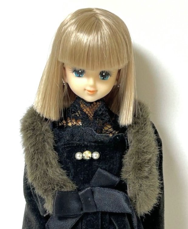 さて植毛ならバービーエクセリーナが特に人気でした。秘密はサラサラの髪の毛。
通常ジェニーなど人形の植毛は旭化成のサランです（サランラップと同じ）
ですがエクセリーナは東洋紡のトヨカロンでサラサラでした。滑り良すぎて抜けてしまう問題で幻に。他に鐘ヶ淵化学のカネカロンもありました。