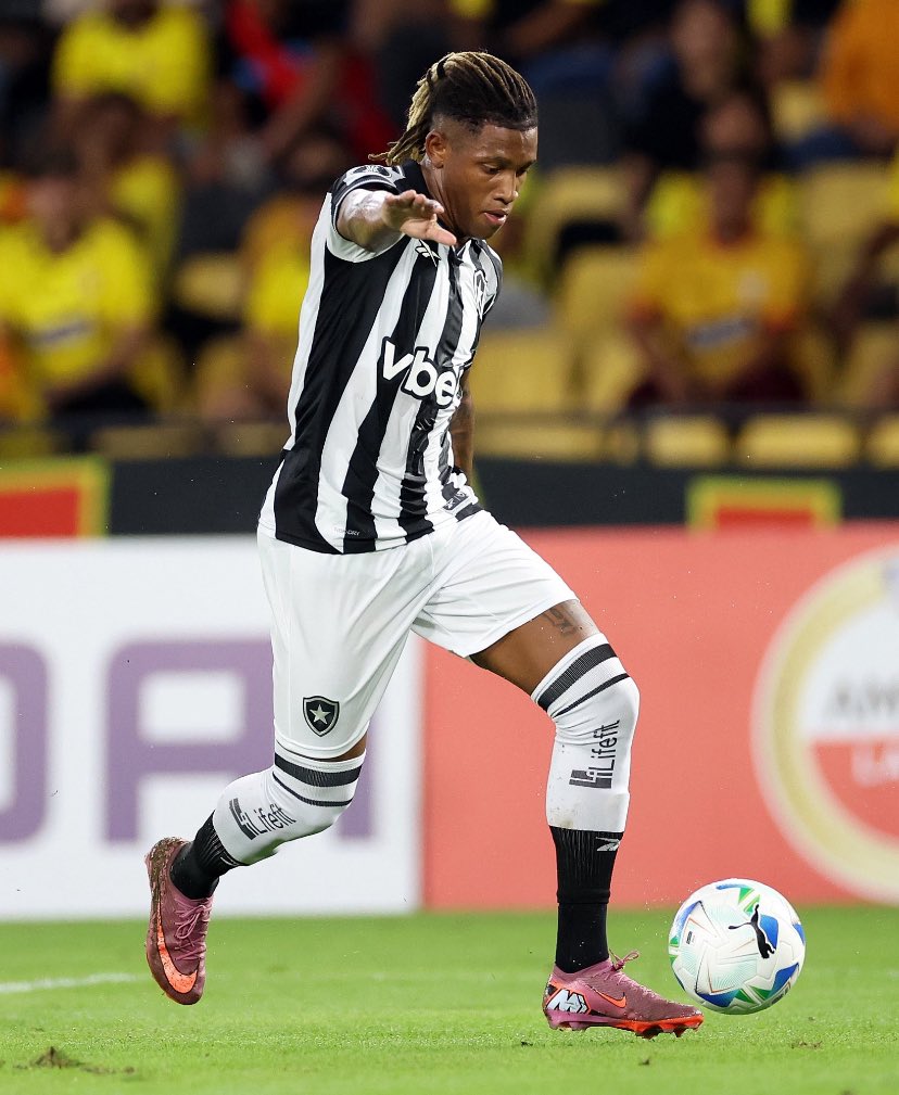 sujunior_0's tweet photo. Cara, o Danilo vale uns R$200 milhões fácil. 

Maluco faz tudo, ataca, defende, dribla, faz gol 

Ele consegue passar de uns 4 cara em uma facilidade…

Difícil de explicar. https://t.co/3RV6TbFbf4