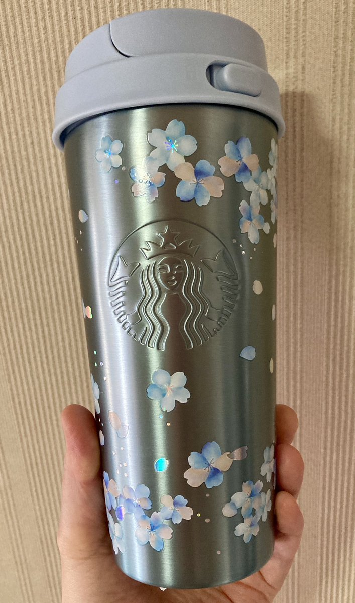 yamaakev's tweet photo. 今日発売の青桜タンブラーGetのためにオープン7時から朝活スタバ😆
最近家での朝活がだらけ気味だったのでたまにはこうして環境を変えてみるのも効果的ですね💞

ドリンクは桜の香料が苦手なので桜成分オール抜きで作ってもらった「白桃フラペチーノ」🍑 https://t.co/k2DaUcYata