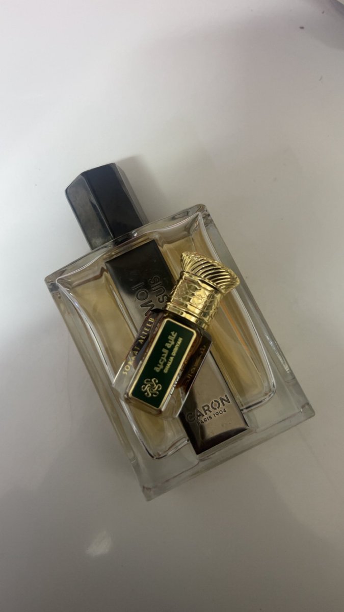 غالية الدرعية  
دهن تايلاندي يتوسطه هيل فوّاح ومسك هادئ وعود كمبودي فاخر،  
مع رائحة المطر الترابية الطينية القديمة.

ايميز موي كوم كارون 

تبغي خشبي اوروماتيك بلمسة بودرية