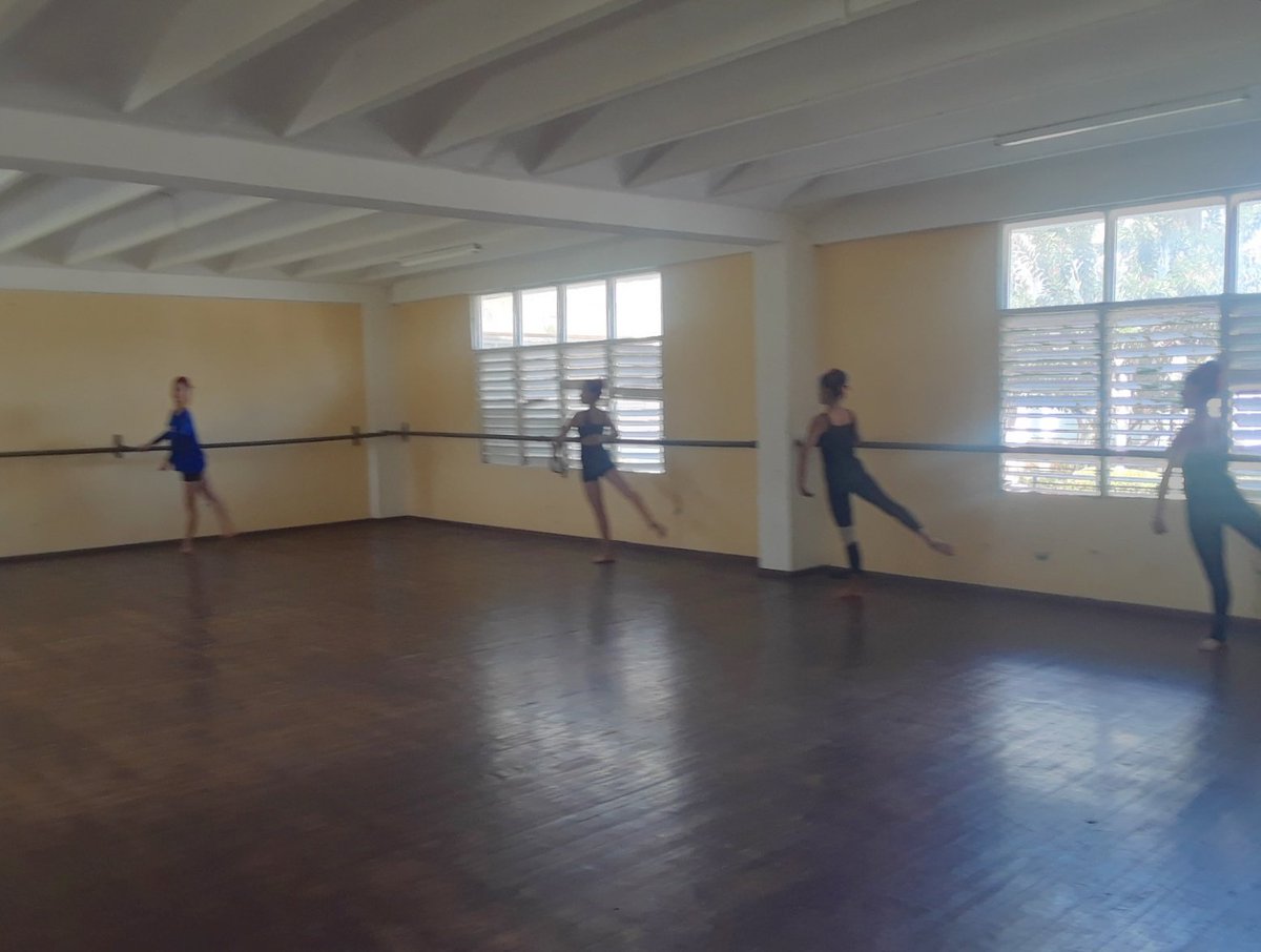 Así vivimos una nueva jornada en nuestra casa grande, un espacio que invita al encuentro y al diálogo, y eso  enriquece aun más la obra. #nuestraescuelaformaalhombrenuevo <a href="/CNEArtCuba/">Centro Nacional de Escuelas de Arte_CNEArt Cuba</a> <a href="/PortalPrincipe/">Dirección Provincial de Cultura en Camagüey</a> <a href="/GobCamaguey/">Gobierno de Camagüey</a> <a href="/ahsjovenescuba/">Asociación Hermanos Saíz</a> <a href="/radioflorida/">Radio Florida de Cuba.</a> <a href="/radiocamaguey/">Radio Camagüey 🇨🇺</a>