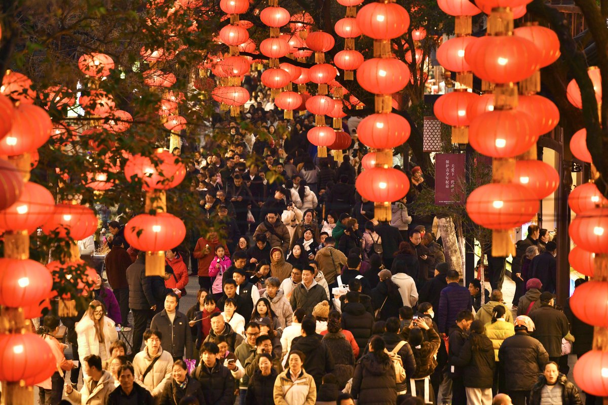 JiangsuNow's tweet image. ✨🏮Lantern Festival celebrated across #Jiangsu while people eat delicious Tangyuan, enjoy stunning lantern fair, and have fun in guessing riddles!
#LanternFestival