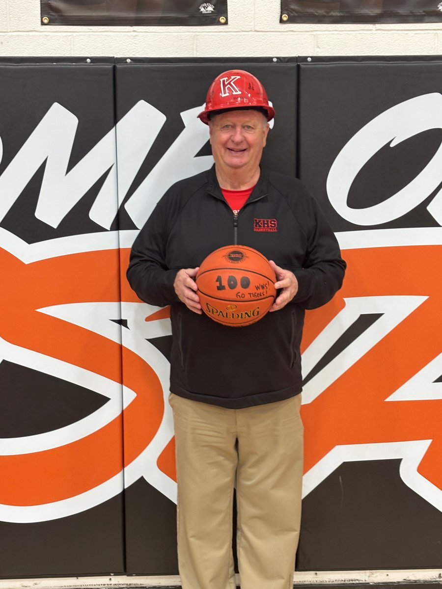 KingsvilleAD's tweet photo. For the 1st time in Kingsville history your Tigers are going to the Quarterfinals! Congratulations to Coach Bill Adams on his 100th career win!
#TimeoftheTiger #TigersROAR π
πͺπ» https://t.co/nHQvUovyu4