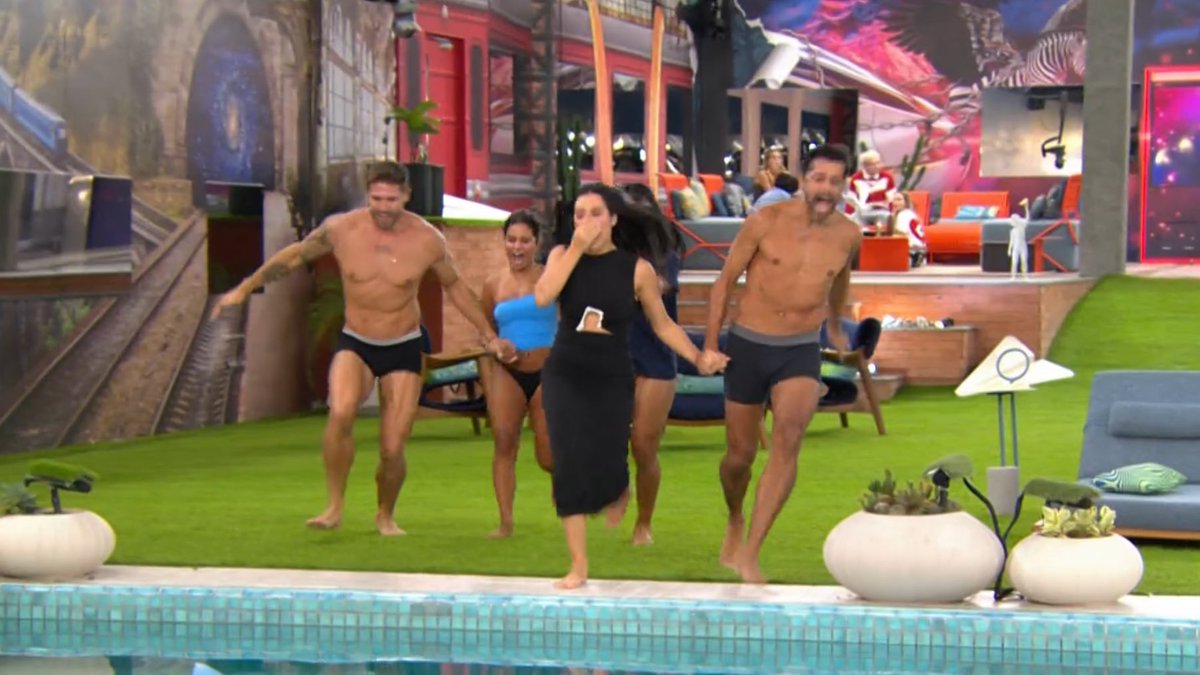 Eles pulando na piscina no paredão falso.
KKKKKKKKKKKKKKKKKKKKKKKKK
#BBB #BBB26 #RedeBBB #ParedaoBBB