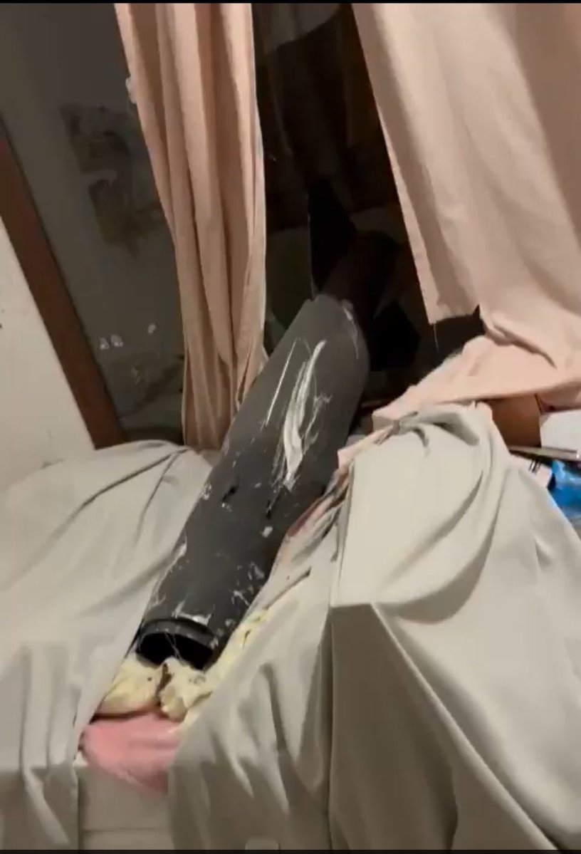 الغبي الي يقول ايران قاعده تقصف قواعد عسكرية هل هذي الطفلة البريئة كانت بقاعدة عسكرية ولا نايمة بين اهلها بأمان بمنطقة سكنية ؟؟ من بداية الحرب واهي توجه صواريخها على الخليج والدول العربية شنو كل هذا الحقد ؟؟ الله يلعنهم ويشل اياديهم ويحمي اطفال الخليج والعرب المخلصين لأوطانهم