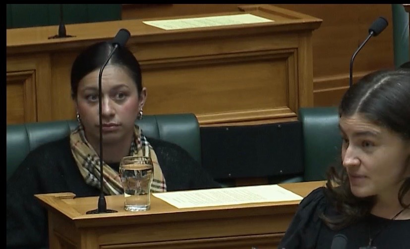 Suit and tie tweet media