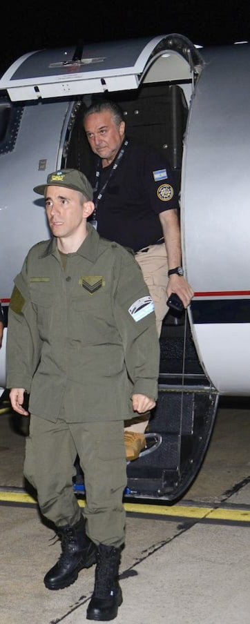 Todos los aviones de la Afa llevan un  uniforme de Gendarmería? Porque me sorprende lo que sucedió con Nahuel Gallo <a href="/PatoBullrich/">Patricia Bullrich</a>. O es una movida opositora de una dirigente que tendría un vínculo sentimental con alguien de la fuerza?