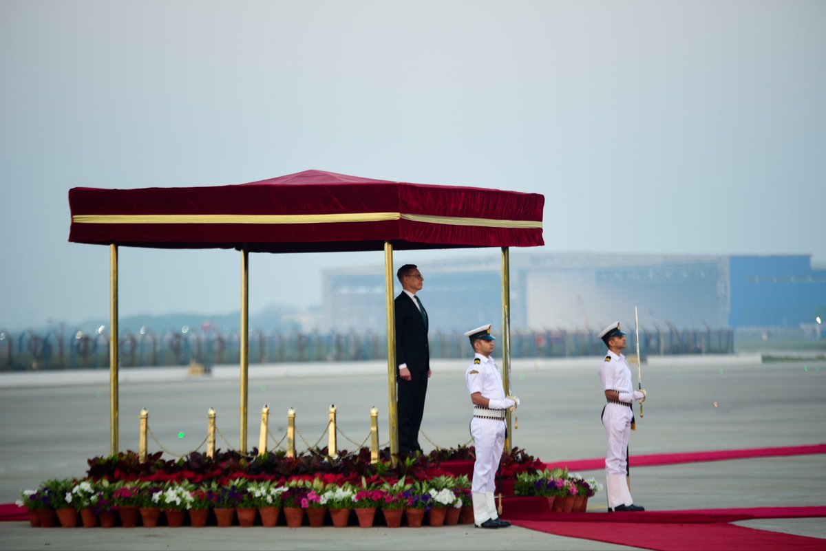 MEAIndia's tweet photo. A warm welcome to India! 

President Alexander Stubb @alexstubb of the Republic of Finland has arrived in New Delhi on a State Visit to India.

President Stubb was accorded a ceremonial welcome and a Guard of Honour, and was received by Minister of State @KVSinghMPGonda at the airport.

President Stubb will be the Chief Guest and Keynote Speaker at the Raisina Dialogue 2026.

India and Finland share a warm and friendly relationship rooted in shared democratic values. President Stubb’s visit will impart further energy to 🇮🇳 🇫🇮 relations.