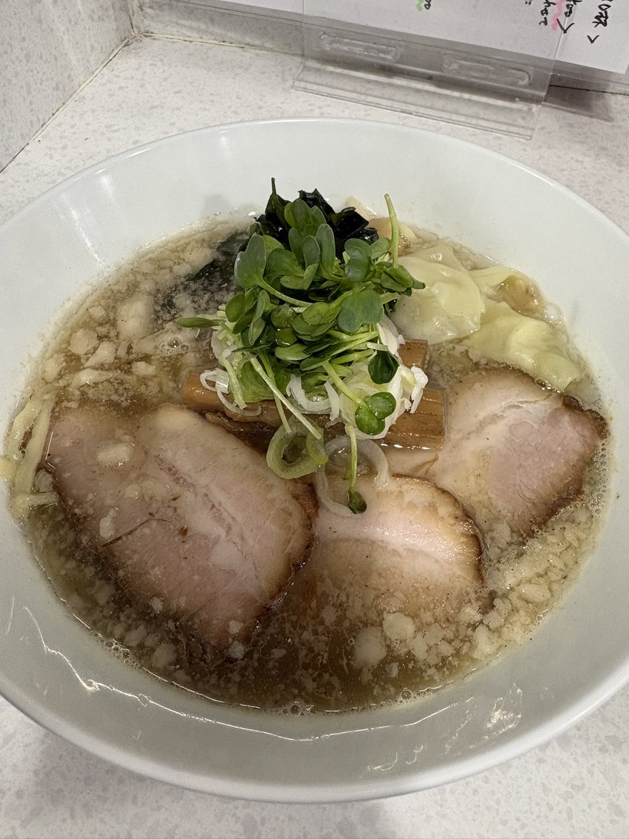 今日は星印さんに限定狙いで😀
昆布､椎茸、3種の煮干しの背脂塩らぁ麺😁これすごく美味しい🥰特にスープがかなり旨い👍チャーシューも柔らかくて🙆🏻‍♀️トッピングしたワンタンも旨し😆こちらのメンマの味付けがすごく好みで好き😄
もう🥢がノンストップ状態🤣
すごく美味しかった☺️
ご馳走様でした😋