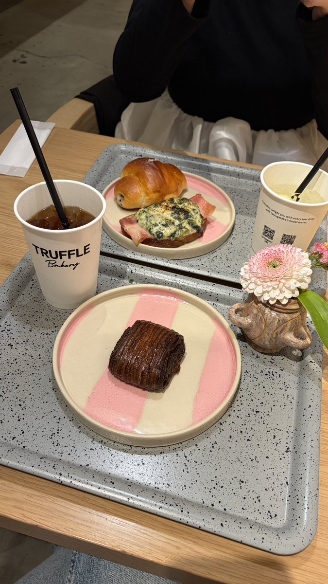 fr3w98's tweet photo. 天チカのTruffleBAKERY。生花があるカフェ珍しくて春を感じた🪽
運良くドバイチョコ食べれた https://t.co/ySOeMYZezG