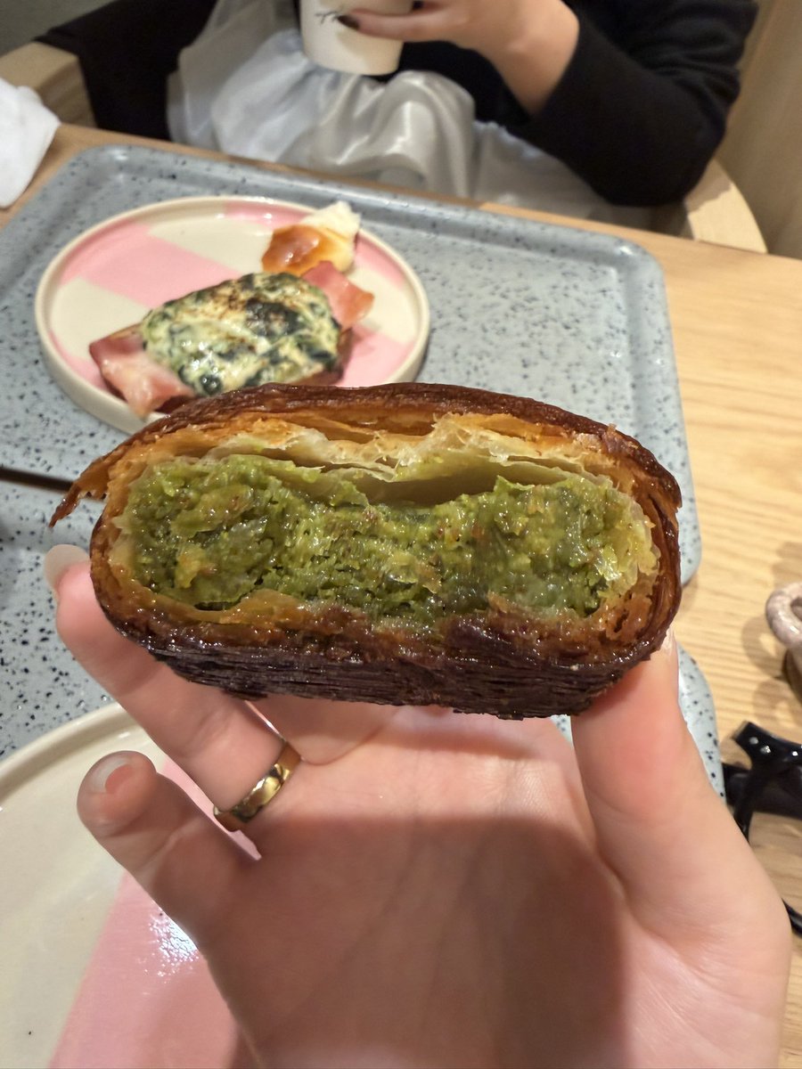 fr3w98's tweet photo. 天チカのTruffleBAKERY。生花があるカフェ珍しくて春を感じた🪽
運良くドバイチョコ食べれた https://t.co/ySOeMYZezG