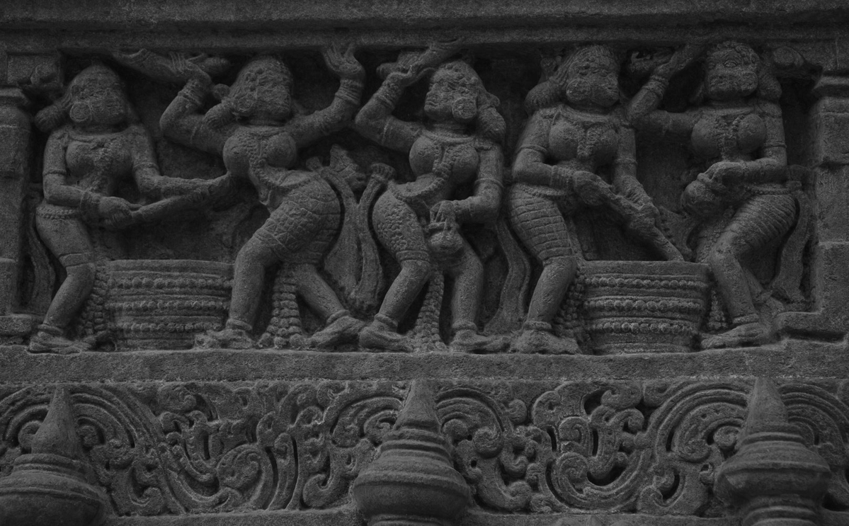 A fascinating frieze from Shri Rameshwara Devasthana, Nadakalasi (Shivamogga, Karnataka) - women celebrating Holi with pichkaris! Devasthana was consecrated in 1276 CE by Baleyamma Pergade, mandalika ruling Kalise Nadu under Hoysalas.

<a href="/ASIGoI/">Archaeological Survey of India</a> <a href="/MinOfCultureGoI/">Ministry of Culture</a> <a href="/KarnatakaWorld/">Karnataka Tourism</a>