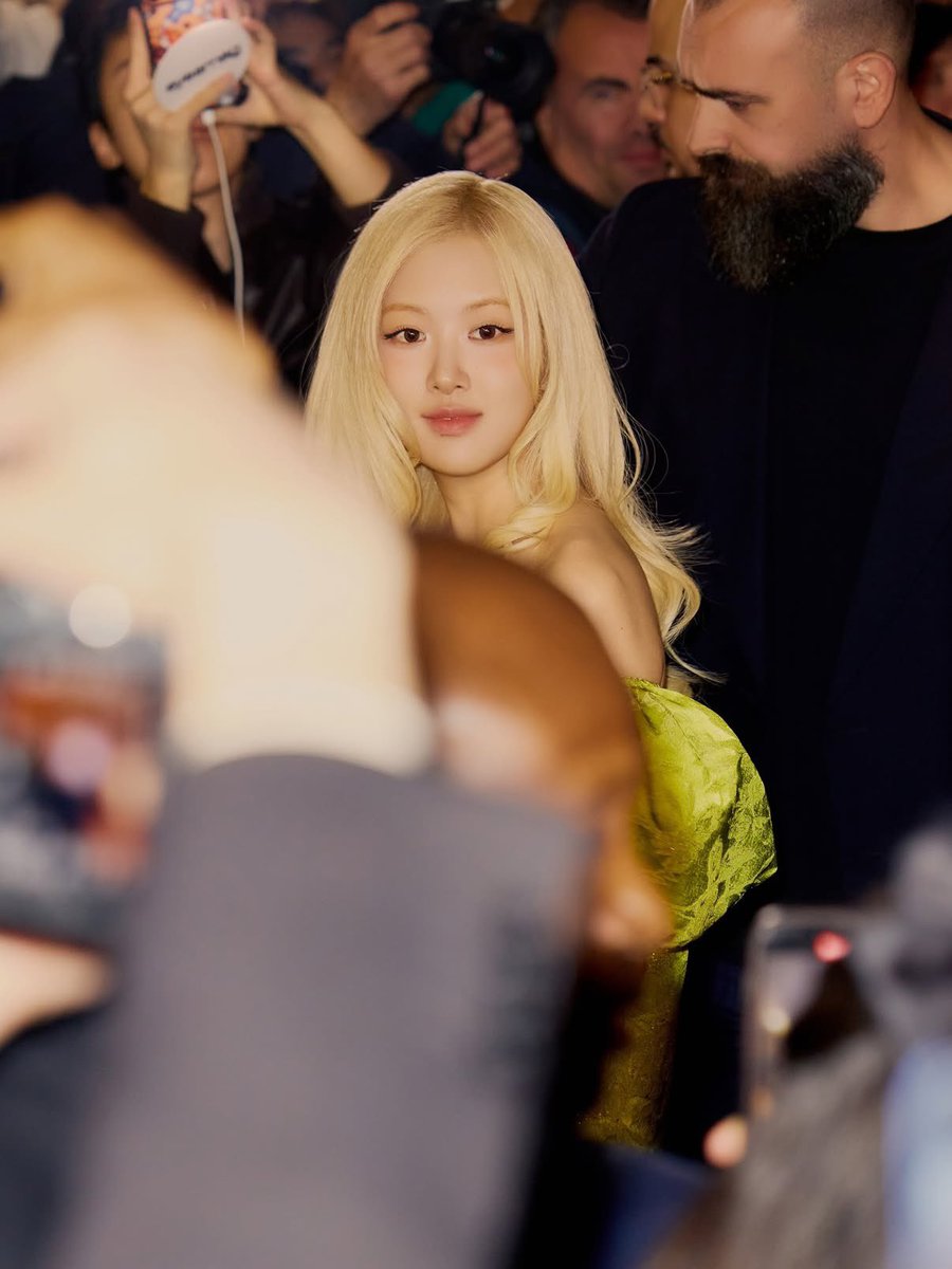 r_osie__'s tweet photo. 존예 🥹💛💛
ROSÉ SAINT LAURENT WW26
#ROSÉ #SAINTLAURENT 
#PARISFASHIONWEEK  @YSL https://t.co/w7AkfBOWsP