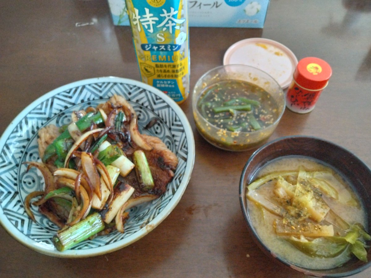 【朝昼合体メシ】
・玉ねぎだくカルビ丼
・大根のお味噌汁
・漬け物は山クラゲ
脂っこいメシに大根の消化酵素が効きそう(^o^) #おっさんメシ