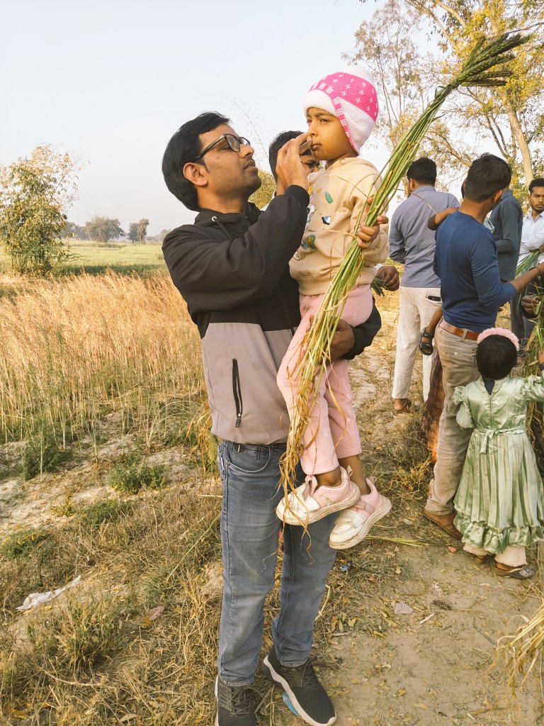 सपनों को पूरा करने के लिए मौका बहुत जरूरी है. मौके के बिना काबिलियत किस काम की. हमने किया है अब आपकी बारी. कोई सिफारिश नहीं, खुद से करना है, संसाधन हमारे होंगे, करना ख़ुद होगा. इन्हें उड़ना है जहाजों में, उड़ते जहाजों को देखकर पूछतीं हैं. इन्हें कौन उड़ा रहा पापा. होगा कोई जिसने