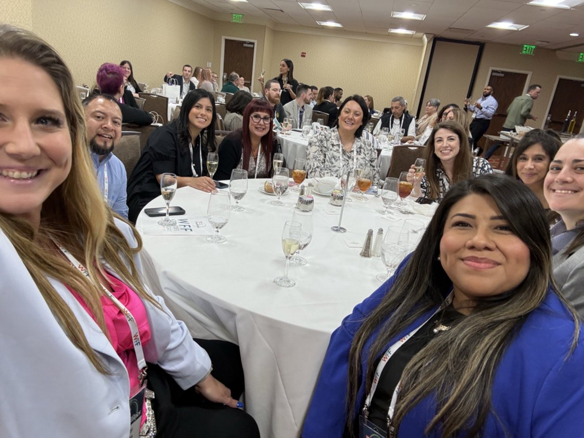 lindsayvx3's tweet photo. NTX Region Represent @ WFF🌶️🌶️🌶️ @Chilis #WFFLimitless #empoweredwomen #inspirational #mentors @wherry_lisa @kdhochman @dougcomings https://t.co/QlBRFERWxg
