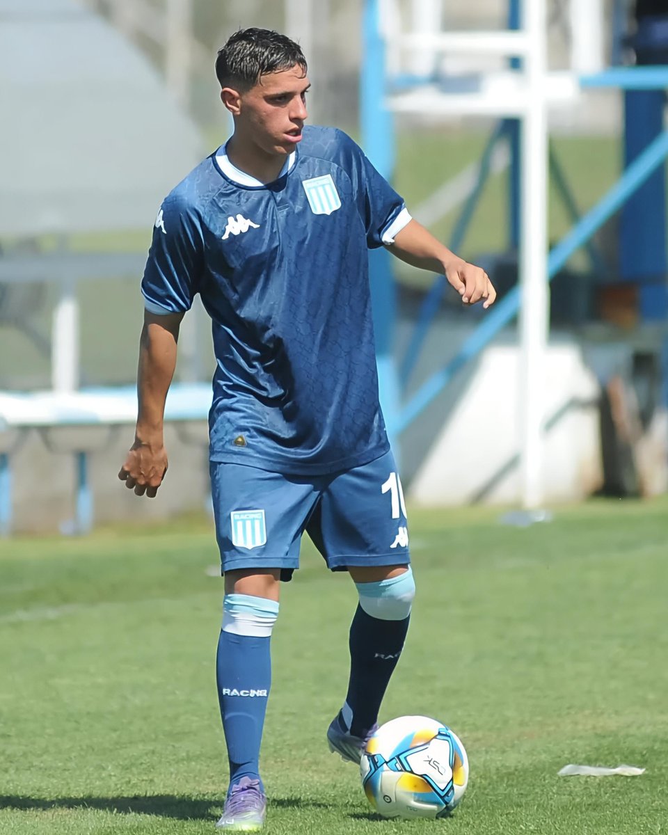 Se celebra que haya debutado otro pibe con la camiseta de #Racing 💙

👉 Ojalá tengan cada vez más lugar en la Primera, porque son el futuro del club y hace tiempo que no logramos consolidar a uno de manera sostenida.

🔜 Además, no solo representan identidad: también pueden