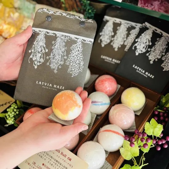 心も身体も温まる当店自慢の炭酸保湿入浴剤のバスボールに、ラトビア