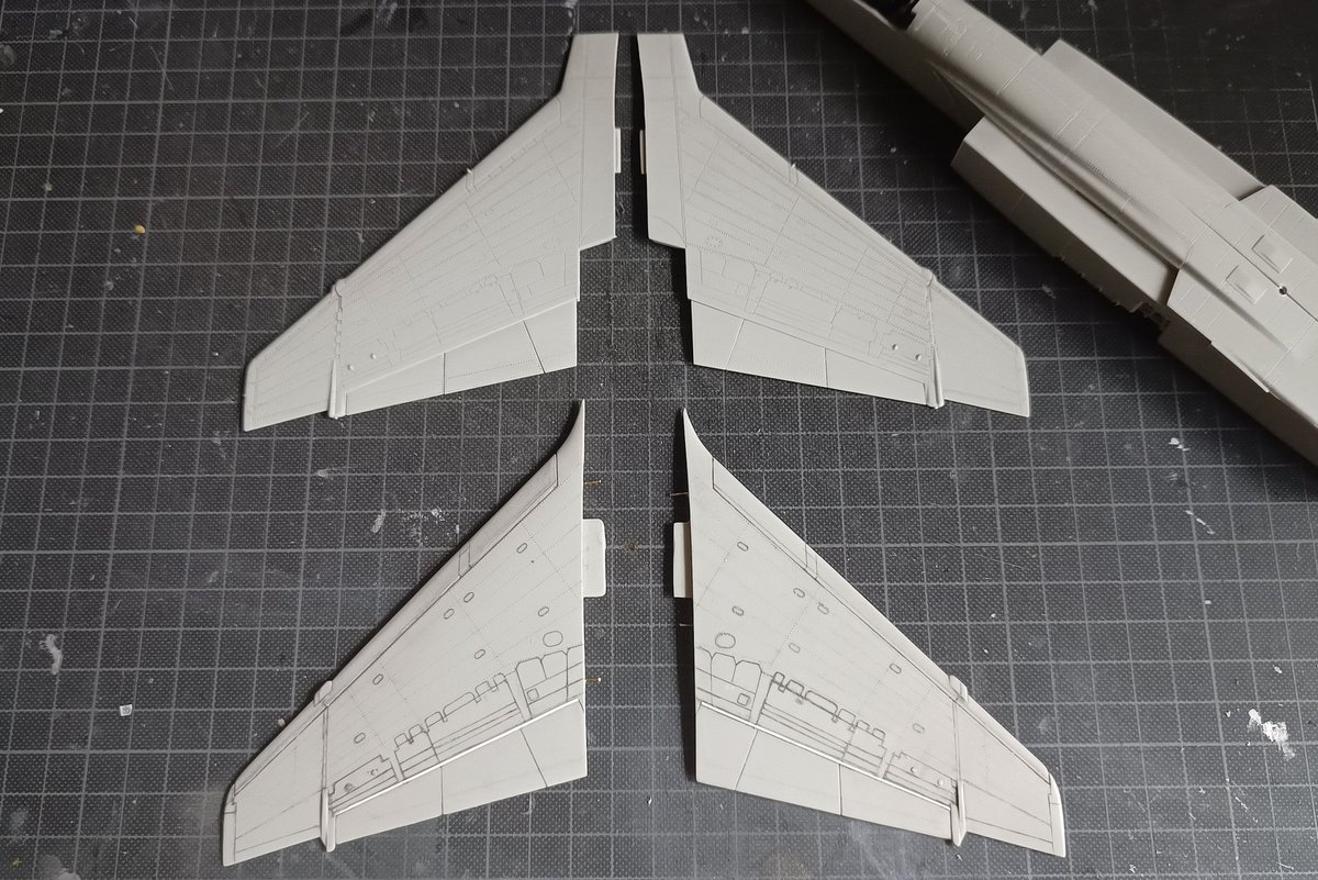 RA-5CハセVSトラペ
トラペを立体資料にしつつハセガワの主翼を掘っていきます。