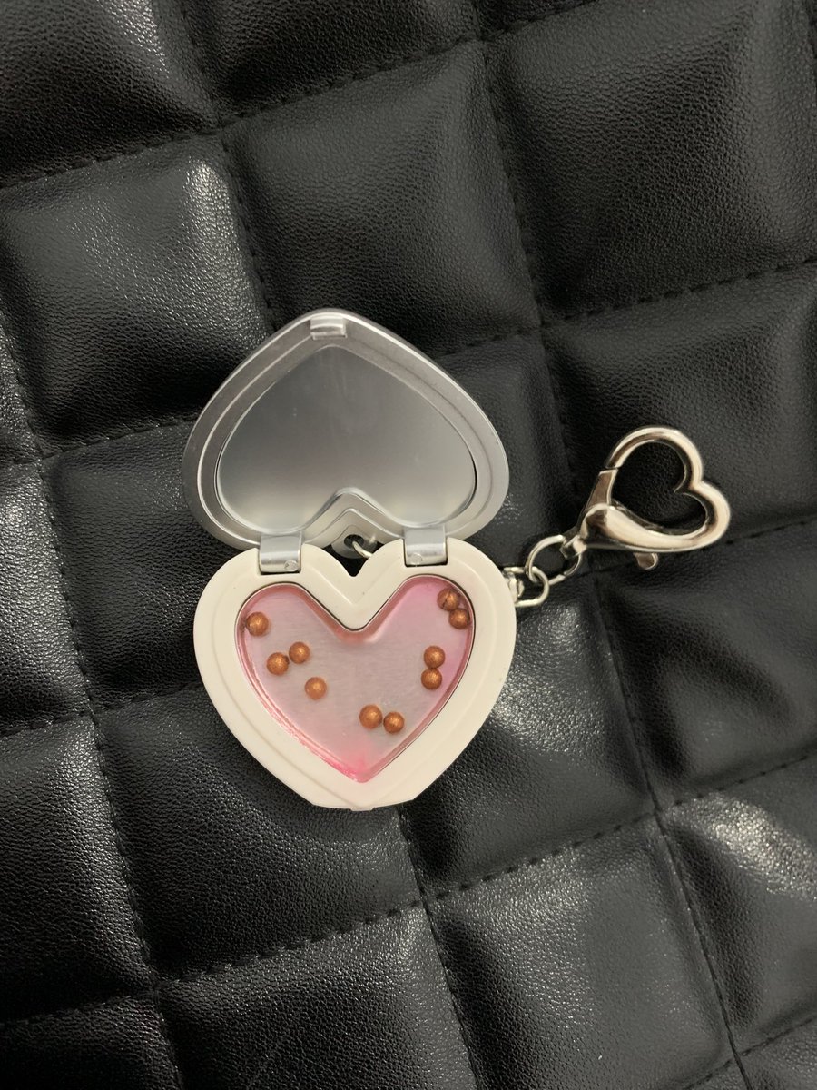 lvjastip's tweet photo. bnb moist mochi keycharm gemes bgt 27k aja angkut, bisa dipake jadi blush on/eyeshadow https://t.co/tR23l6QHXC