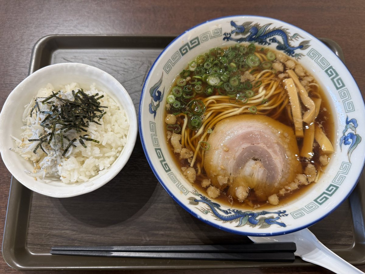 horoshobo's tweet photo. 九州に向かう時、必ず立ち寄る小谷SA。シャワーステーションで汗を流した後はタウリンたっぷりのタコ足唐揚げを頂き、久しぶりに尾道ラーメンを啜る。今回は広島スルーになってしまった。 https://t.co/7AOaWMXeQE