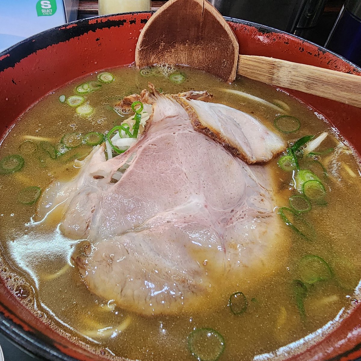 朋さんの豚骨ベースのラーメン🍜✨古くて小さいお店だけど人気店です✨