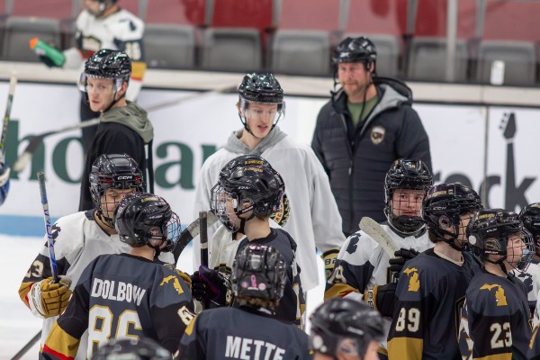 MuskegonJacks's tweet photo. We're all Lumberjacks around here!
A few Muskegon Lumberjacks jumped on the ice to join some Lakeshore Jr. Lumberjacks for their final practice of the season ๐
#ChopChop #GetJACKD #MKG #MuskegonMade https://t.co/qszCWkVPgF