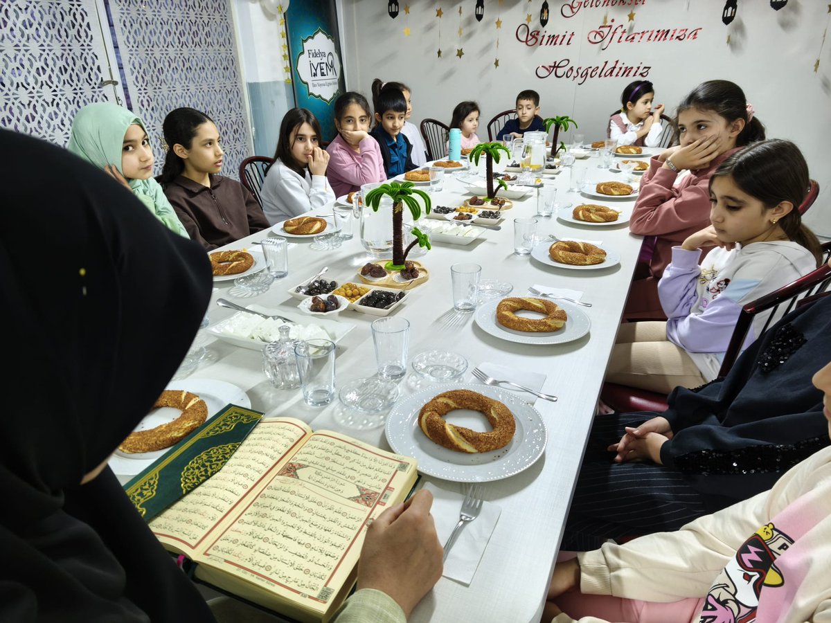 fidelya44's tweet photo. Geleneksel simit iftarımızı bu kez küçük yüreklerimizle; anaokulu ve ilkokul öğrencilerimizle birlikte gerçekleştirdik. https://t.co/deK31maeeZ