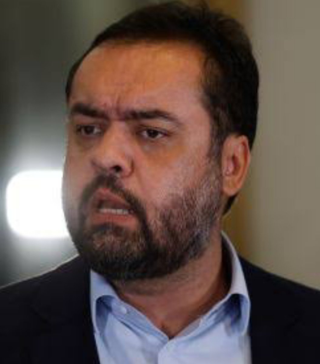 O pai de um dos playboys que estupraram a garota de 17 anos era subsecretário do governador bolsonarista Cláudio Castro.

Com a repercussão negativa do caso, o governo Castro anunciou a demissão do subsecretário.

Mesmo com a demissão do pai, esse valentão da foto ainda está