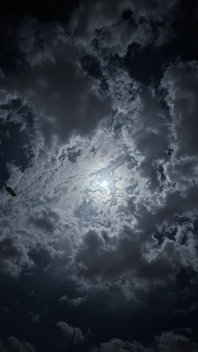 c790v's tweet photo. ١٥  | رمضان 🌙

انتصف الشهر واكتمل القمر 
اللهم كما بلغتنا نصف شهرك الكريم، بلغنا إتمام
عدته، وإدراك ليلة القدر، واكتبنا فيها من عتقائك من النار، اللهم اعتق رقابنا ووالدينا من النار بفضلك
وكرمك ياعزيز ياغفار 🤍 https://t.co/MOVaf3pDoA