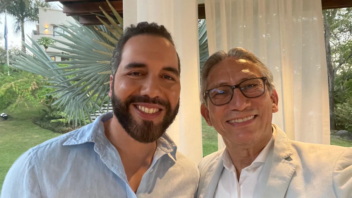 El Embajador <a href="/Ca_rodboca/">Carlos Rodriguez Bocanegra</a> y su esposa, señora Yanet Cano, tuvieron el honor de participar en el encuentro con el señor Presidente de El Salvador <a href="/nayibbukele/">Nayib Bukele</a>, con motivo del Saludo de Año Nuevo al Cuerpo Diplomático.
🇨🇴🤝🇸🇻