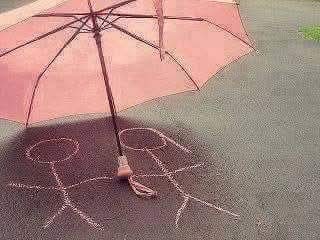 Bir kilit kayboldu bu gece, bu şehirde
Ya sen dışarıda kaldın 
Ya da ben içerde...!