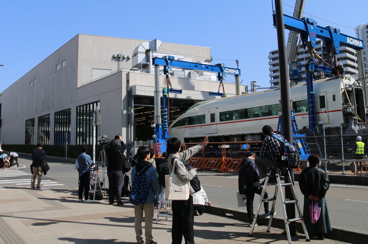odakyu_pr's tweet photo. 🚆#VSE 搬入の舞台裏を公開！

海老名車庫に入庫したVSEをロマンスカーミュージアムに搬入する様子をお届けします✨

3/19の一般公開に向けて館内の準備を進めています。
ぜひご期待ください！ https://t.co/yJYaU6K2Om