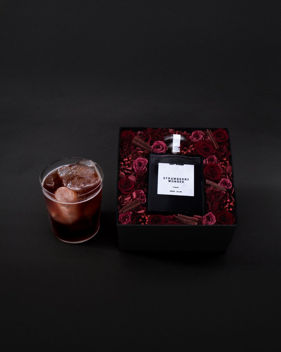 CraftWonder_jp's tweet photo. ──────────────
「Nicolai Bergmann Flowers & Design」×「CRAFT WONDER」
コラボレーションギフトが
3/13(金)から3日間限定でエストネーション大阪店にて発売
──────────────

CRAFT WONDERは、フラワーデザインブランド「ニコライ バーグマン フラワーズ & デザイン」とのコラボレーション商品を発売いたします。

本商品は、2026年3月13日（金）～15日（日）にエストネーション大阪店で開催されるPOPUPイベントのみの取り扱いとなり、フレッシュフラワー20セット、プリザーブドフラワー10セットの数量限定です。

高級苺「古都華」を贅沢に使用した、濃厚な旬を味わう、極上の苺リキュール「STRAWBERRY WONDER」と、それを艶やかで華やかな花々で包み込んだ特別なフラワーボックスをお届けします。

ホワイトデーや春のギフトシーズン、大切な方への感謝を伝える贈り物として、あるいはご自身への特別なひとときを彩るアイテムとしてお楽しみください。