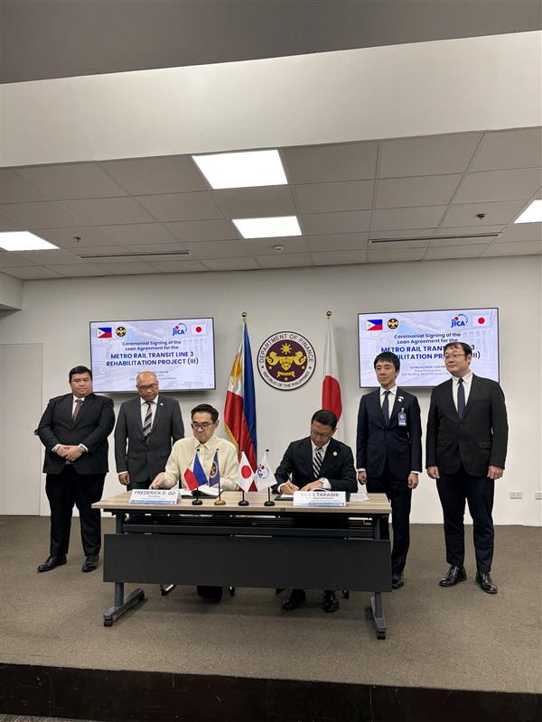 AmbJPNinPH's tweet image. Heads up commuters! The 🇵🇭 @dofgovph and 🇯🇵 JICA have just signed the Loan Agreement of the #MRT3 rehabilitation projects. ✍️ Through these joint efforts, I hope the MRT-3 can continue to provide safer, more reliable, &amp;amp; more convenient service through #QualityInfrastructure! 🚆