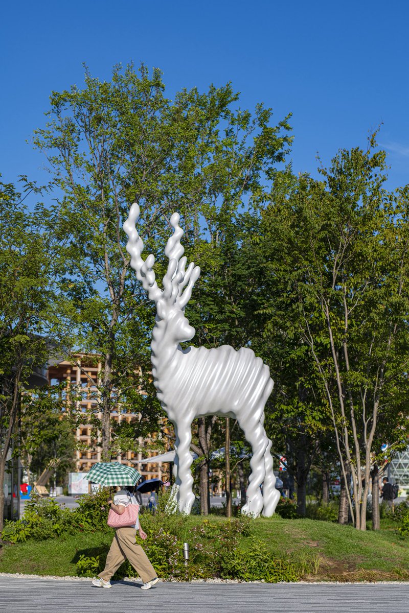 吹き抜け空間に、彫刻家・名和晃平氏による高さ5mの《Snow-Deer》を